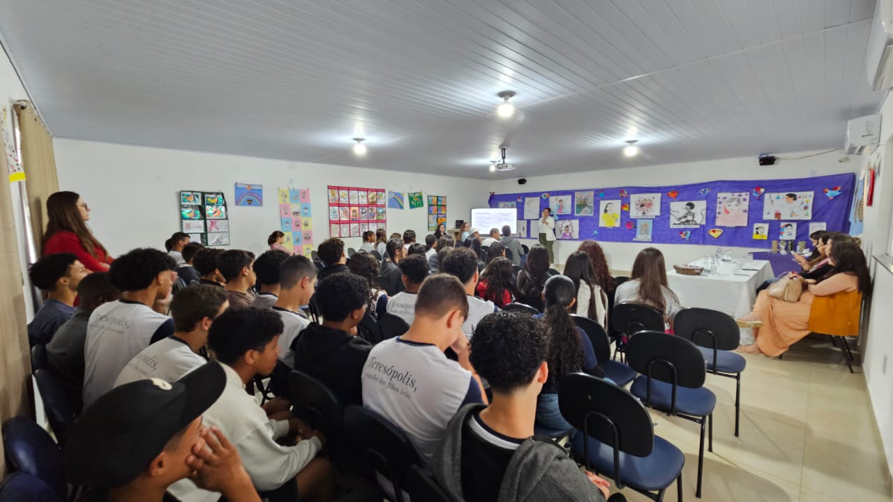 CRAS Bonsucesso dá início a Pré-Conferência da Assistência Social com estudante da Escola Municipal Mariana Leite Guimarães 