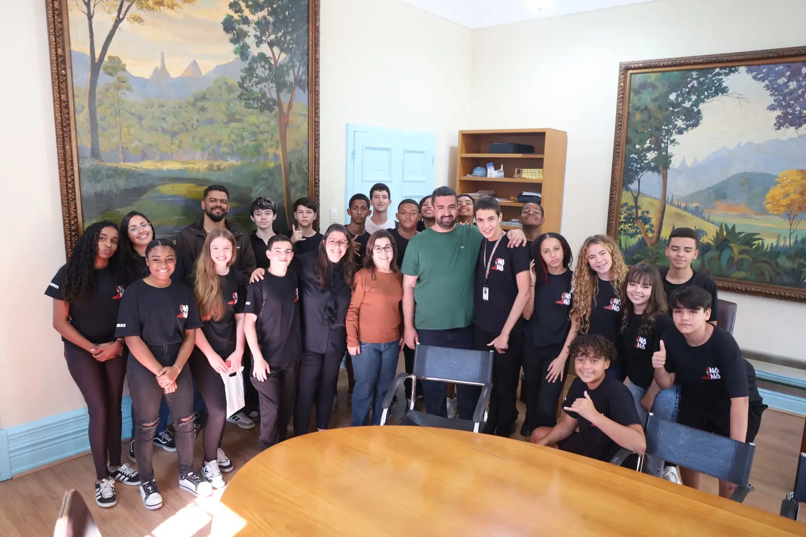 Alunos do Cebes são recebidos pelo Prefeito Leonardo Vasconcellos