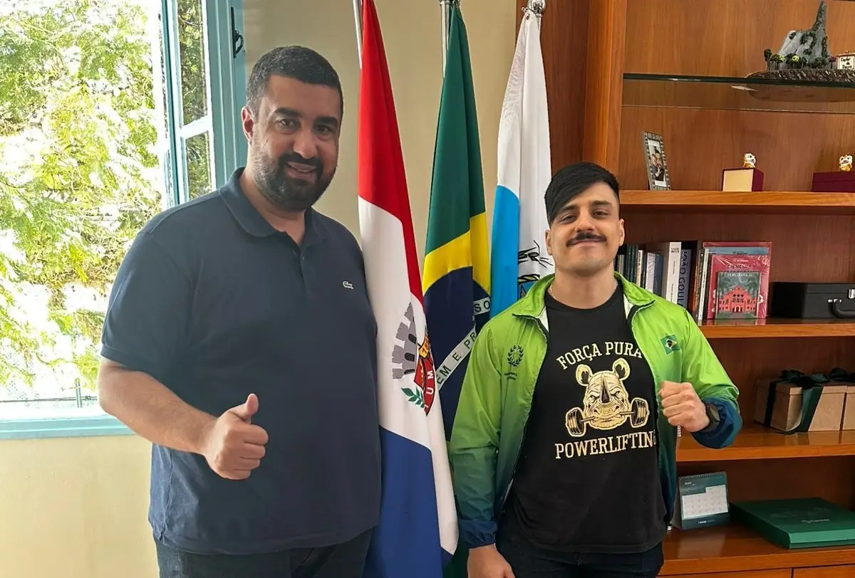Prefeito Leonardo Vasconcellos recebe a visita do 4º maior atleta da América do Sul de Powerlifting, Guilherme Menezes