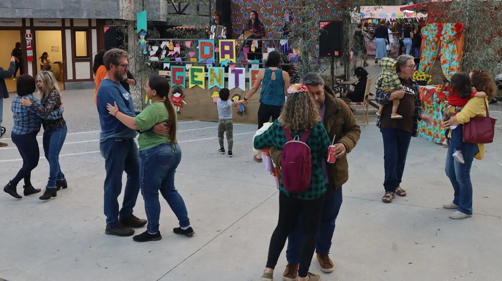 'Arraiá da Gente' anima o feriadão com música, comidas típicas e muita tradição na Feirinha do Alto