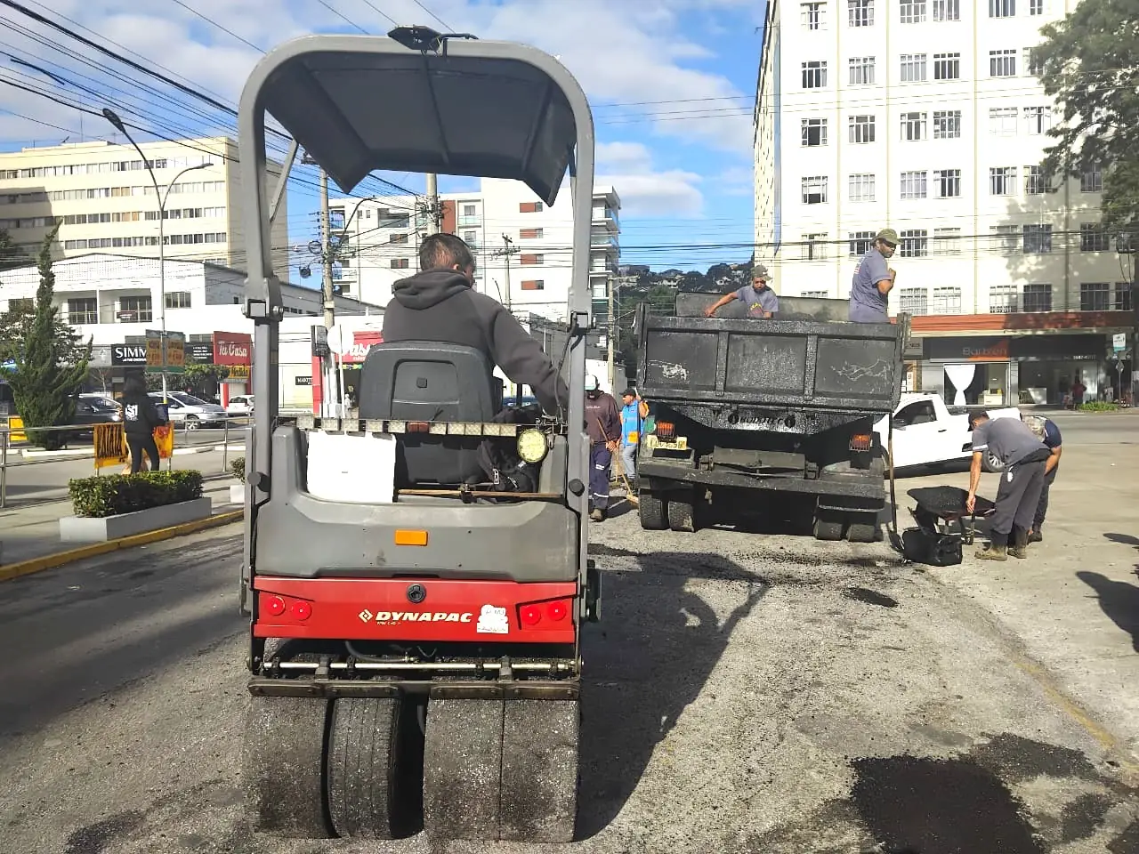 Prefeitura de Teresópolis realiza tapa-buracos e manutenção em várias ruas