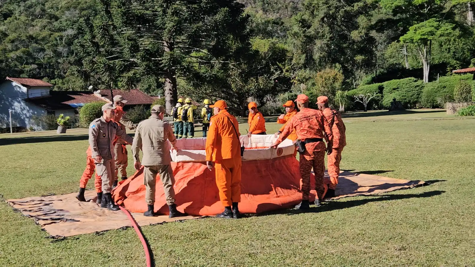Bombeiros e Defesa Civil atuam em incêndio florestal no Jardim Serrano após queda de balão