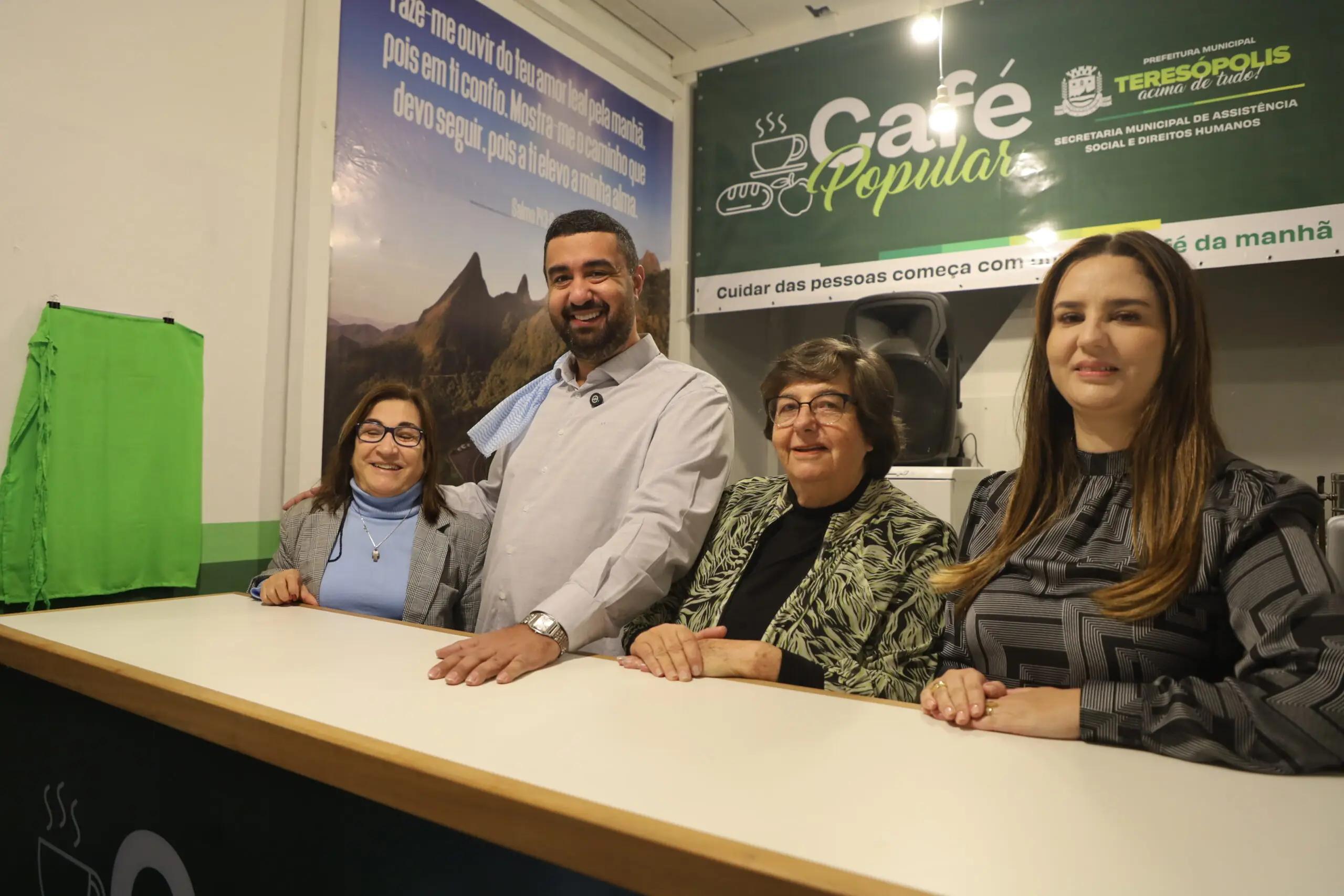 Prefeito Leonardo Vasconcellos inaugura o  Café Popular na rodoviária