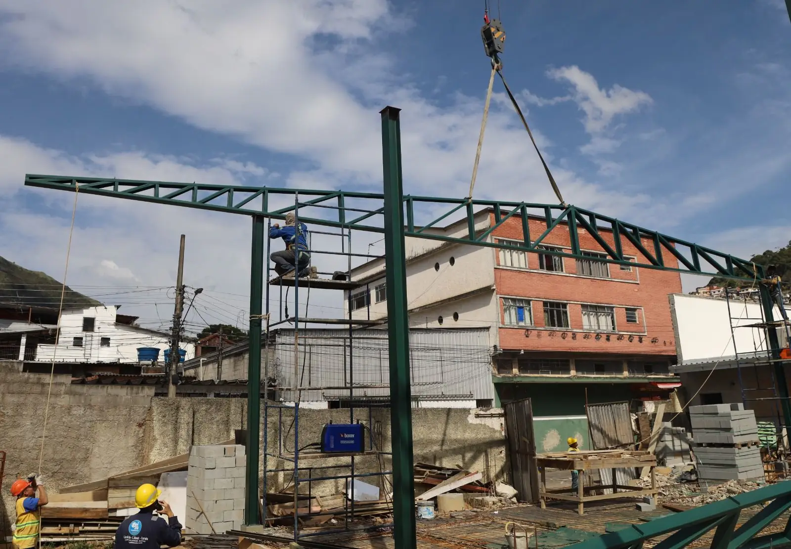 Colocação do telhado marca nova etapa da obra do ginásio da Escola Municipal Acliméa
