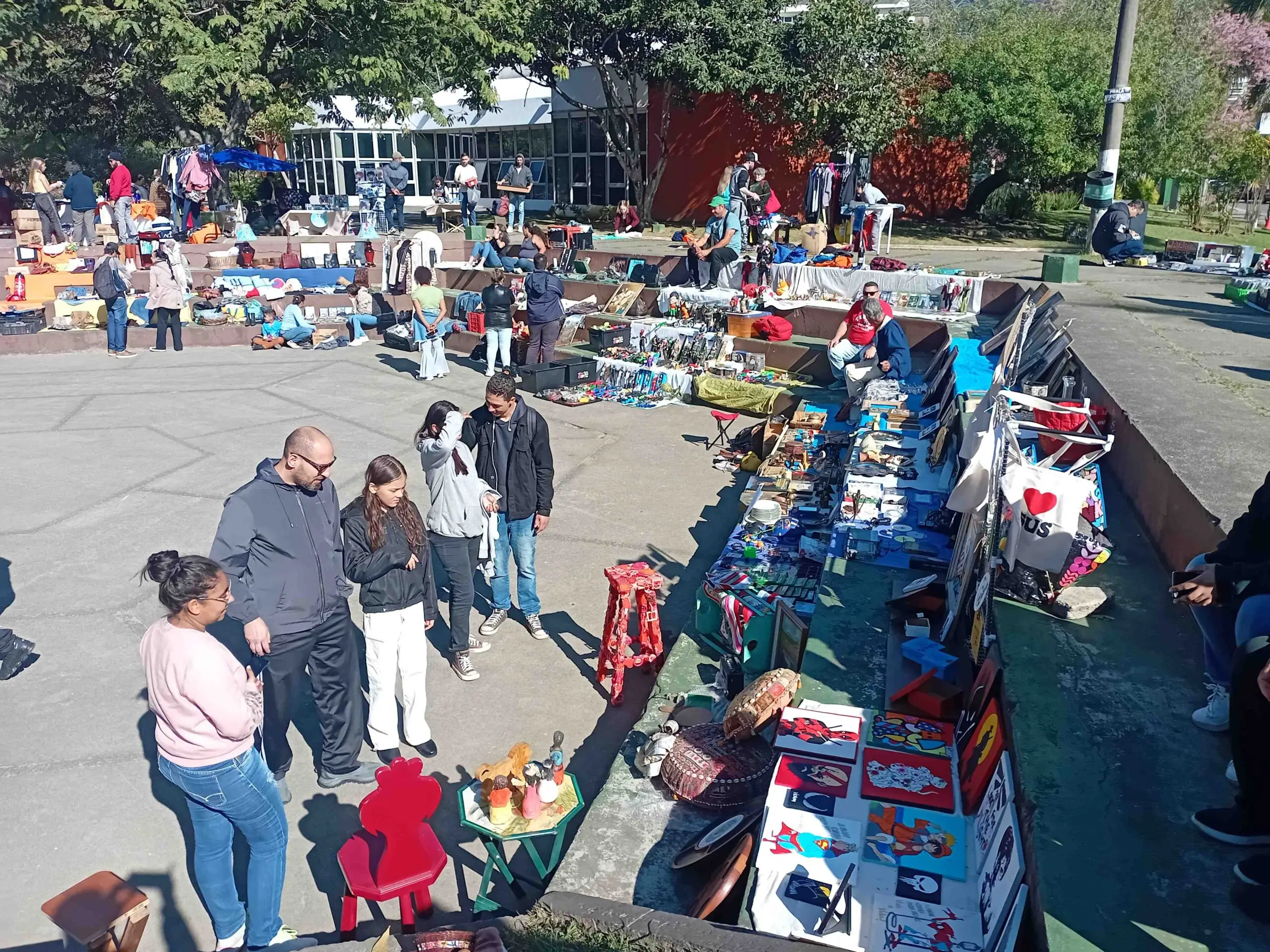Feira do Rolo estimula a reutilização, gera bons negócios e cai no gosto popular em Teresópolis