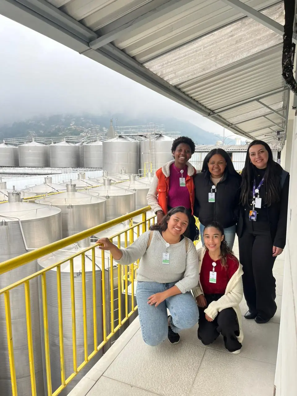 Jovens do Projeto Interação realizam visita guiada à Comary Indústria de Bebidas 