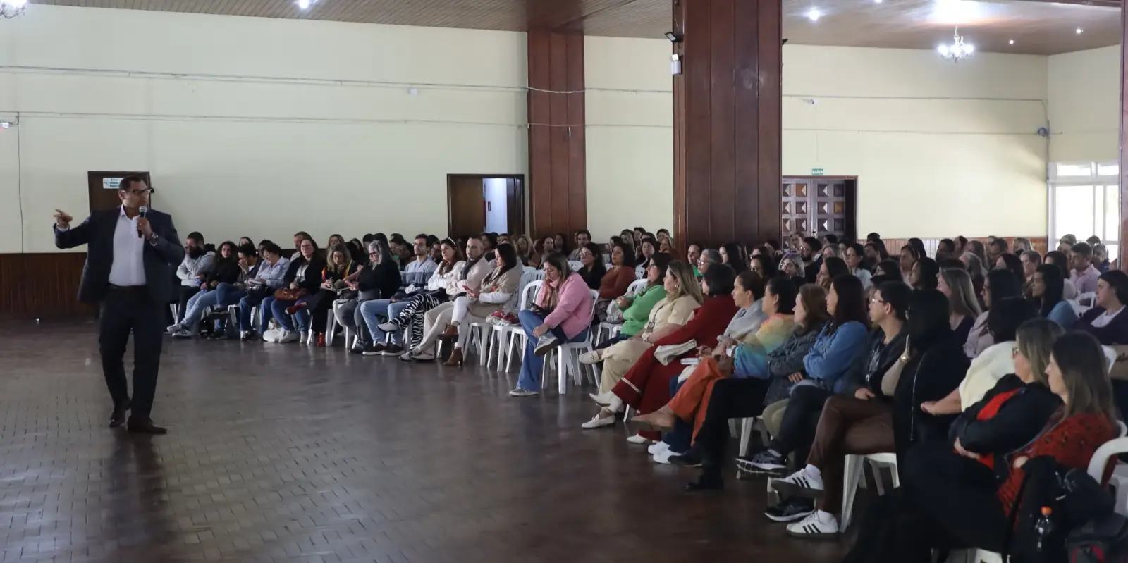 Minicurso com especialista em políticas públicas educacionais reúne equipes diretivas da Rede Municipal de Teresópolis