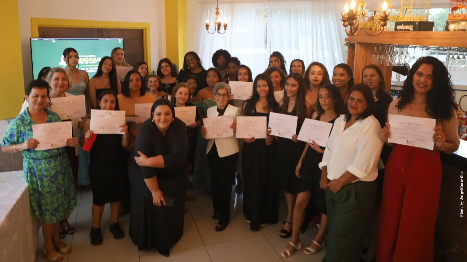 Alunas celebram conclusão da oficina de automaquiagem dos CRAS