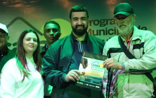 Casa da Gente: Moradores de Santa Cecília comemoram a entrega de registros de imóveis a mais 39 famílias, em Teresópolis