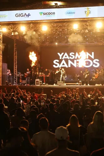 Sofrência boa demais! Yasmin Santos levanta a galera na FEPORT 2025