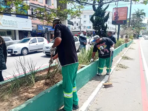 Prefeitura de Teresópolis realiza manutenção em ruas e canteiros