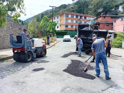 Prefeitura de Teresópolis realiza reparos em ruas e praças com operação tapa-buracos