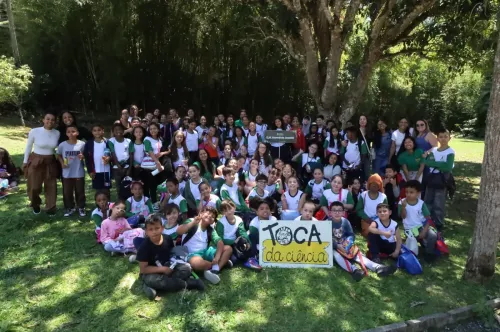Alunos da Rede Municipal de Teresópolis Explorando a Ciência na 'Toca da Ciência'