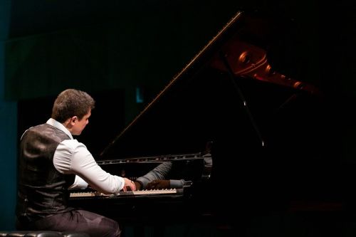 Orquestra Feso Pro Arte comemora seu 5º aniversário com concerto especial e participação do pianista Aleyson Scopel