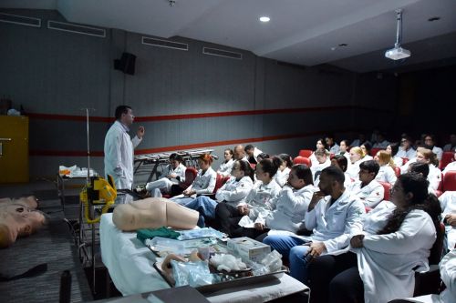 Curso de Enfermagem do Unifeso se destaca no Confeso com minicurso sobre acidentes domésticos e atividades práticas