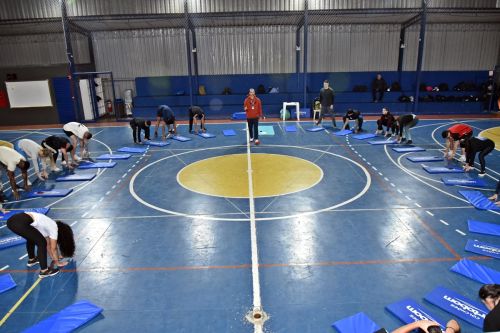 Curso de Educação Física do Unifeso promove oficina sobre cuidados com a coluna no X Confeso, valorizando o papel dos alunos