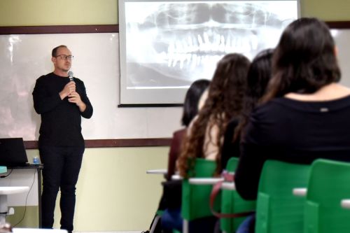 Curso de Odontologia debate inovação e aprimoramento do cuidado ao paciente