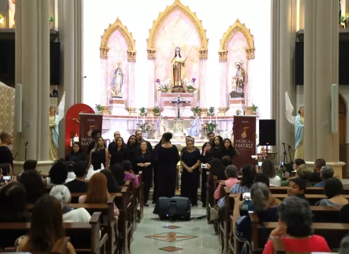 Grupo Vocal Chosen Voices Encanta o Público no Música na Matriz com Harmonia Impecável