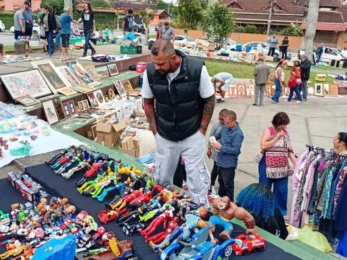 Feira do Rolo atrai grande público e expositores no anfiteatro da Casa de Cultura de Teresópolis