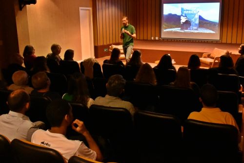 De Teresópolis para o mundo: Ex-aluno volta ao Unifeso para apresentar livro sobre bravura e propósito de vida