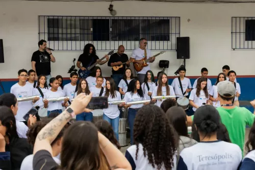 Projeto social de percussão do Monobloco na Escola Municipal Manoel Medeiros encerra ano com grande celebração