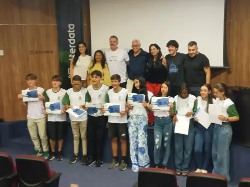 Escola Municipal Manoel da Silveira Medeiros Sobrinho celebra formatura de alunos em Programação e Robótica