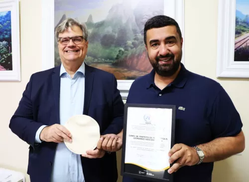Prefeito Leonardo Vasconcellos Recebe Dupla Honraria: Eleito Melhor Prefeito de 2025 e Premiado como Personalidade Pública pela Anubra