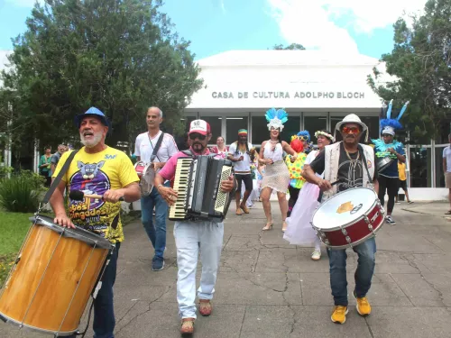 Cortejo carnavalesco anima edição do Cultura de Raiz na Casa de Cultura de Teresópolis