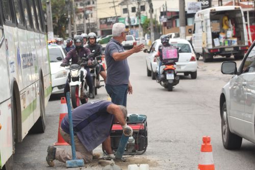 Segurança Viária Reforçada: Teresópolis Troca Balizadores Deteriorados na Tenente Luiz Meirelles