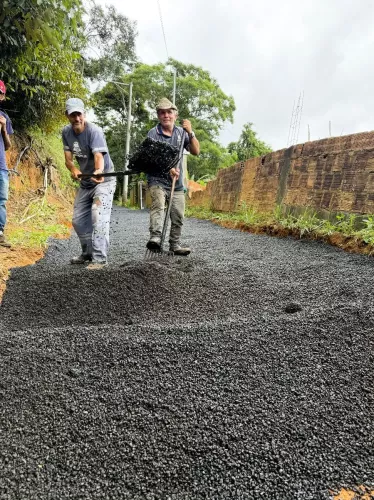 Prefeitura de Teresópolis pavimenta via no bairro Caleme
