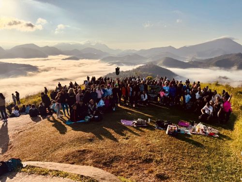 Trilha com Elas atrai mais de 300 participantes para o nascer do sol em Teresópolis