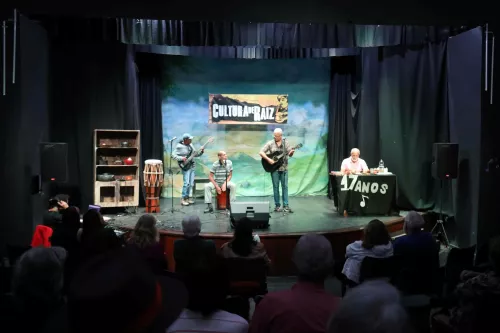 Dezessete anos do Cultura de Raiz: Clima frio e chuvoso não impediu que o teatro da Casa de Cultura de Teresópolis fosse aquecido pelo público